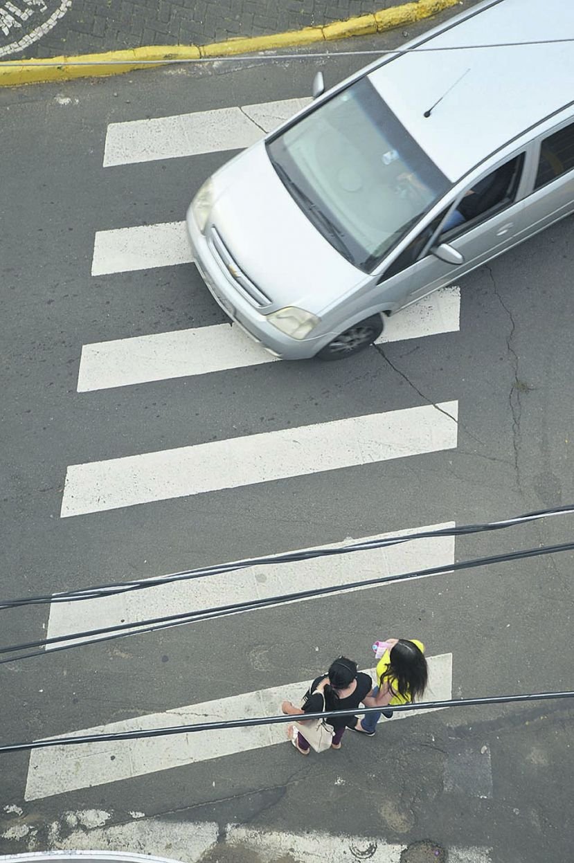 Motoristas são flagrados desrespeitando sinalização que deveria ser prioridade de pedestres