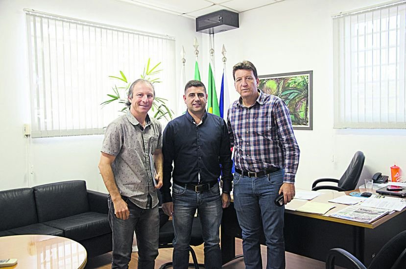 Prefeito Luciano Orsi entregou ao presidente da Câmara os três projetos para a redução