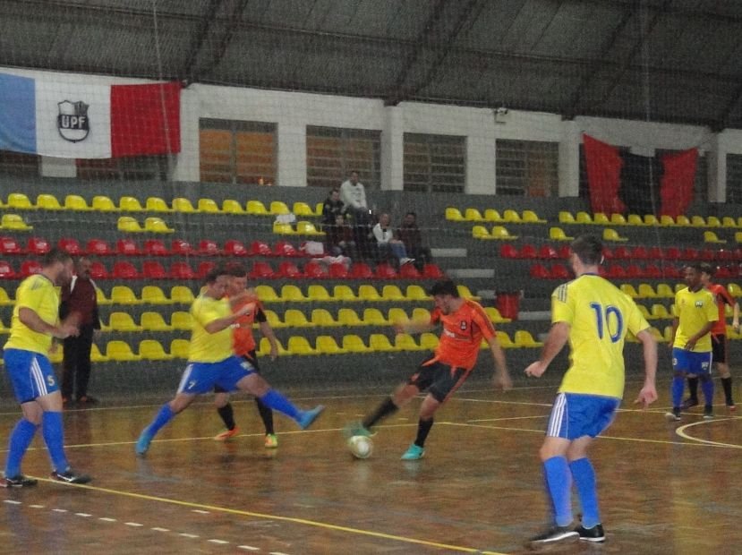 Todas as equipes que entram em quadra, a partir das 19h30, no Ginásio de Esportes Karl Heinz Kopittke, matematicamente, podem chegar às semifinais.