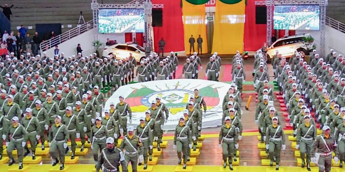 Prefeito Luciano Orsi participa de formatura de novos soldados da BM 1 Prefeito Luciano Orsi participa de formatura de novos soldados da BM