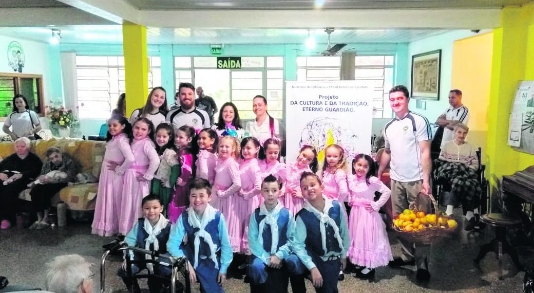 Invernada Pré-Mirim do M’Bororé visitou Lar de Idosos