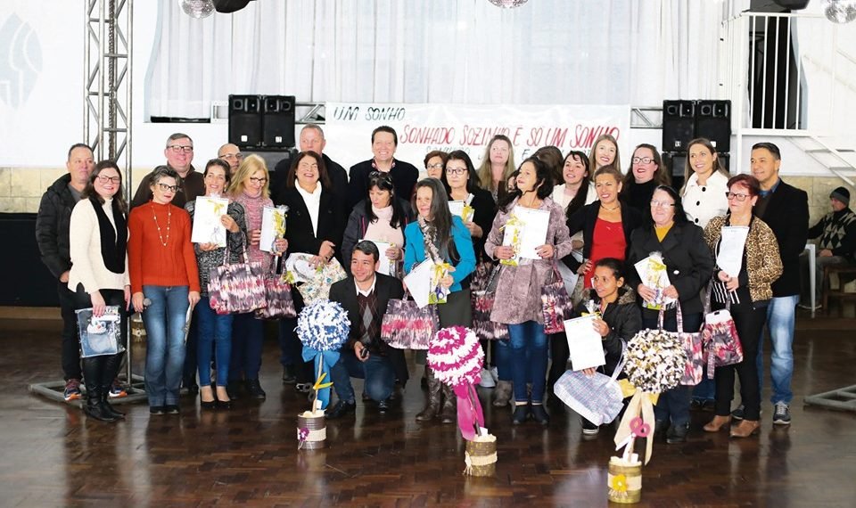 Prefeitura realiza mais uma formatura do curso corte e costura “Alinhavando oportunidades”