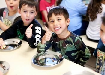 Prefeitura entrega utensílios de cozinha para escolas municipais