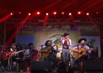 Músico campo-bonense faz participação especial no show de lançamento do Rodeio da Vacaria 5 Músico campo-bonense faz participação especial no show de lançamento do Rodeio da Vacaria