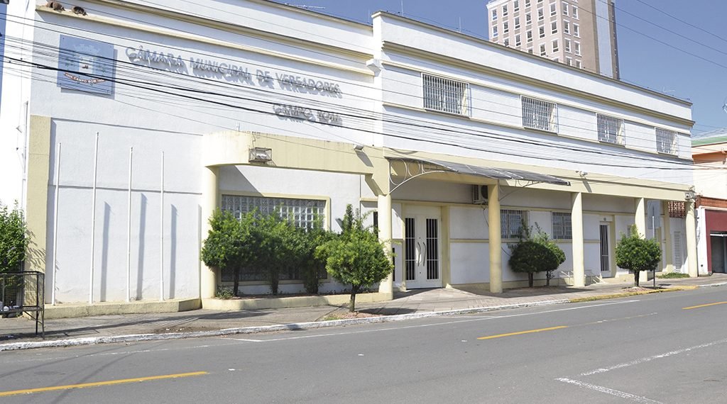 Câmara de Vereadores homenageia três empresas nesta quarta-feira 1 Projeto polêmico deverá lotar a Câmara na sessão de segunda-feira