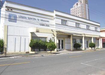 Câmara de Vereadores homenageia três empresas nesta quarta-feira 4 Projeto polêmico deverá lotar a Câmara na sessão de segunda-feira