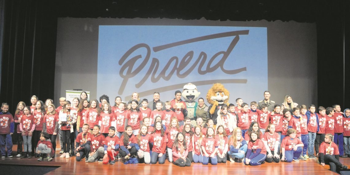 Alunos de três escolas participam da formatura de programa da Polícia Militar, PROERD 1 Alunos de três escolas participam da formatura de programa da Polícia Militar, PROERD