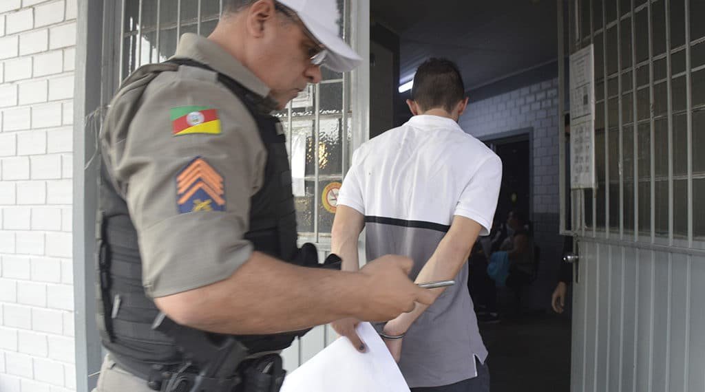 Tentativa de abordagem termina em perseguição e homem preso