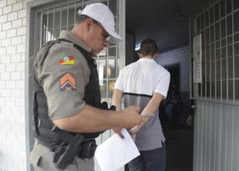 Tentativa de abordagem termina em perseguição e homem preso 2 Tentativa de abordagem termina em perseguição e homem preso