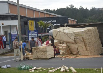 Caminhão carregado de madeira tomba ao tentar entrar em empresa 9 Caminhão carregado de madeira tomba ao tentar entrar em empresa