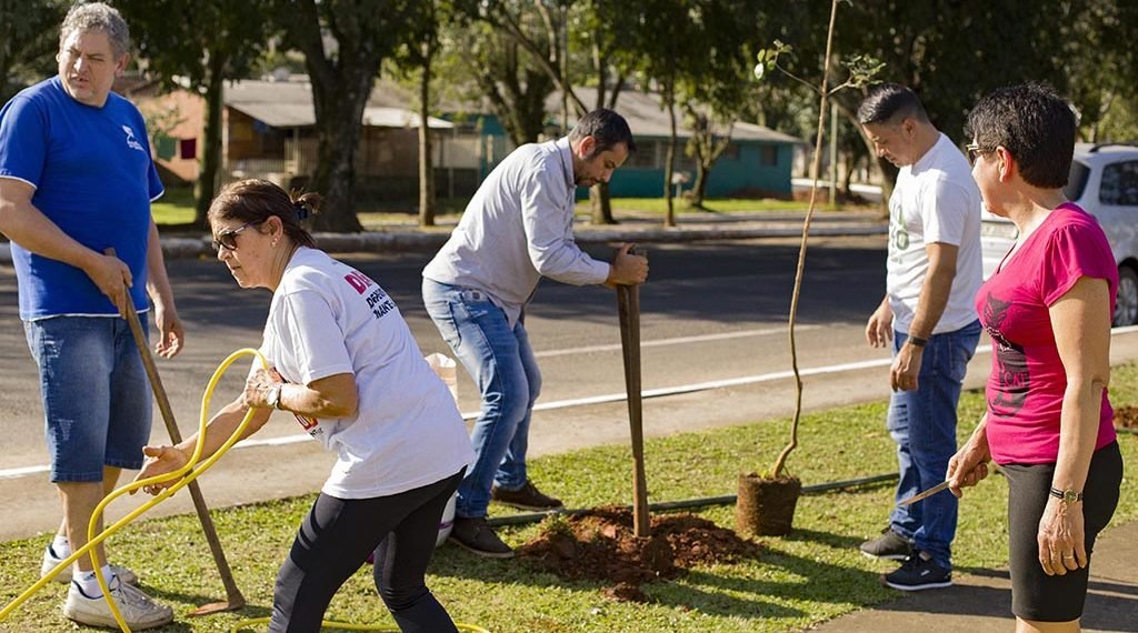 Meio Ambiente e voluntários promovem arborização na academia de saúde 1 Meio Ambiente e voluntários promovem arborização na academia de saúde