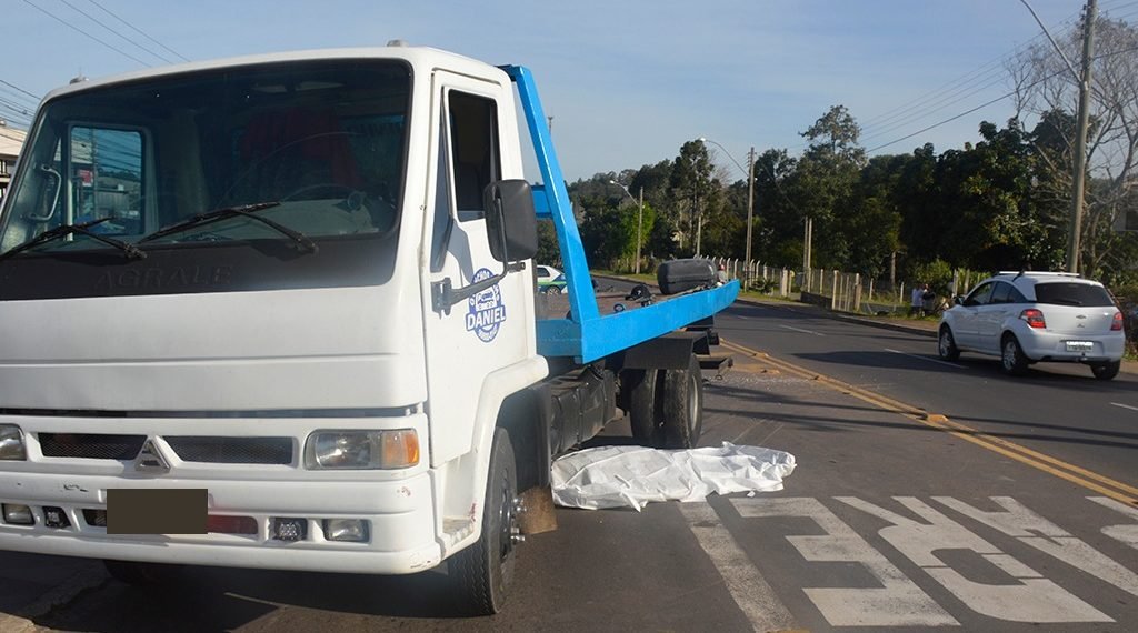 Acidente entre moto e guincho deixa uma vítima fatal