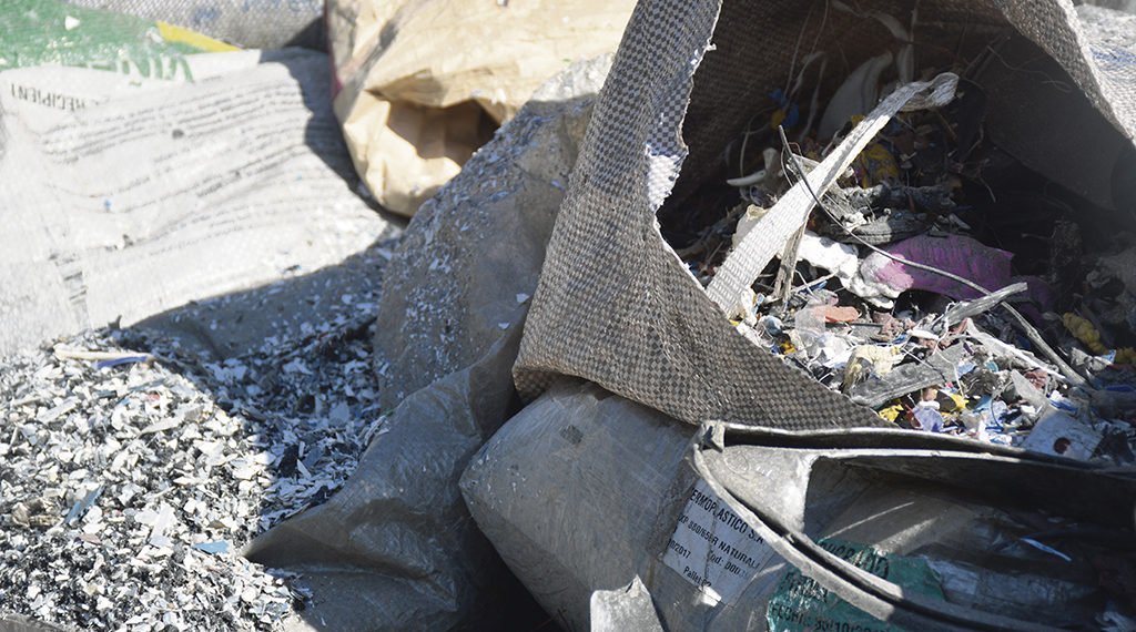 Empresa de reciclagem é notificada por descarte irregular de lixo industrial 1 Empresa de reciclagem é notificada por descarte irregular de lixo industrial