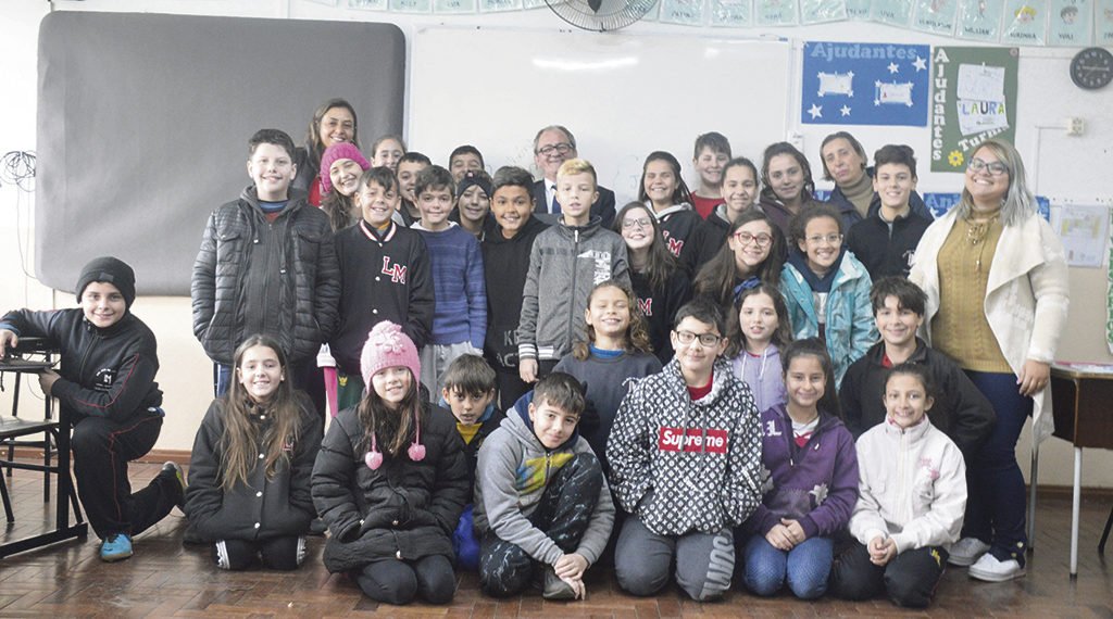 No dia do seu aniversário, Jornal A Gazeta recebeu homenagem de estudantes do Lúcia Mossmann 1 No dia do seu aniversário, Jornal A Gazeta recebeu homenagem de estudantes do Lúcia Mossmann
