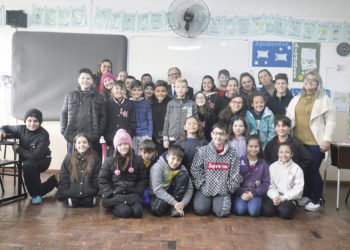 No dia do seu aniversário, Jornal A Gazeta recebeu homenagem de estudantes do Lúcia Mossmann