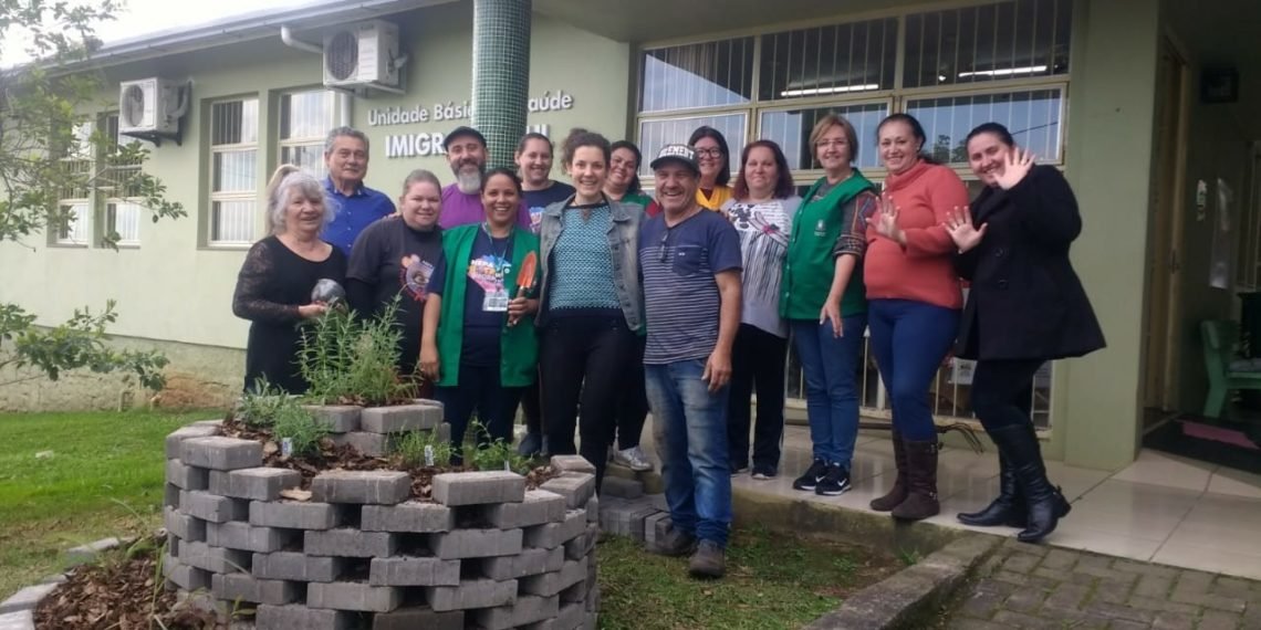 Usuários da UBS Imigrante Sul cultivam horta