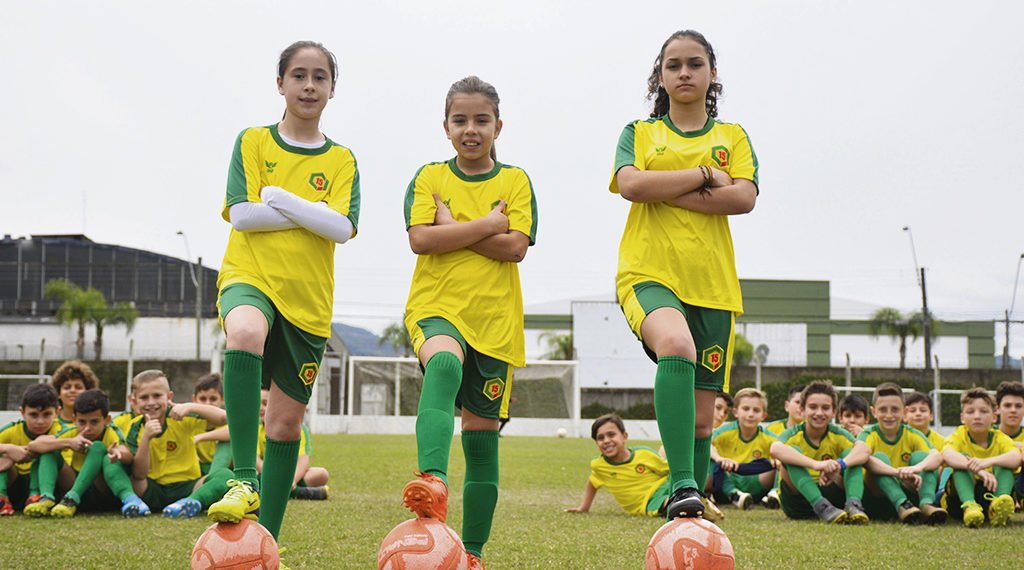 Conheça as três meninas pioneiras que jogam em uma equipe com 45 meninos 1 Conheça as três meninas pioneiras que jogam em uma equipe com 45 meninos
