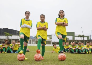 Conheça as três meninas pioneiras que jogam em uma equipe com 45 meninos