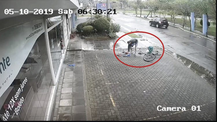 Imagens de câmeras de segurança flagram ação de criminoso que roubou e não levou 1 Imagens de câmeras de segurança flagram ação de criminoso que roubou e não levou