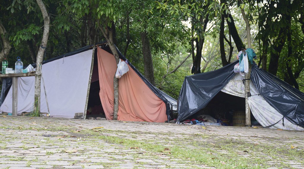 Após polêmica, Prefeitura de Muliterno busca índios que estavam acampados no CEI 1 Após polêmica, Prefeitura de Muliterno busca índios que estavam acampados no CEI