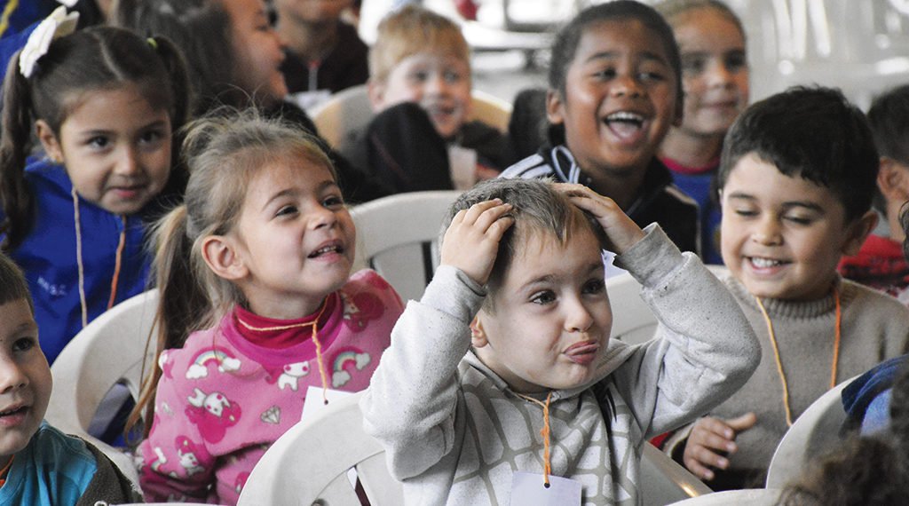 Crianças vivem dias mágicos na Feira do Livro