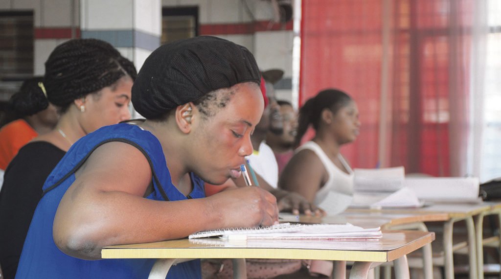 Longe de casa, imigrantes buscam qualificação para se reinserirem no mercado de trabalho 1 Longe de casa, imigrantes buscam qualificação para se reinserirem no mercado de trabalho