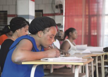 Longe de casa, imigrantes buscam qualificação para se reinserirem no mercado de trabalho