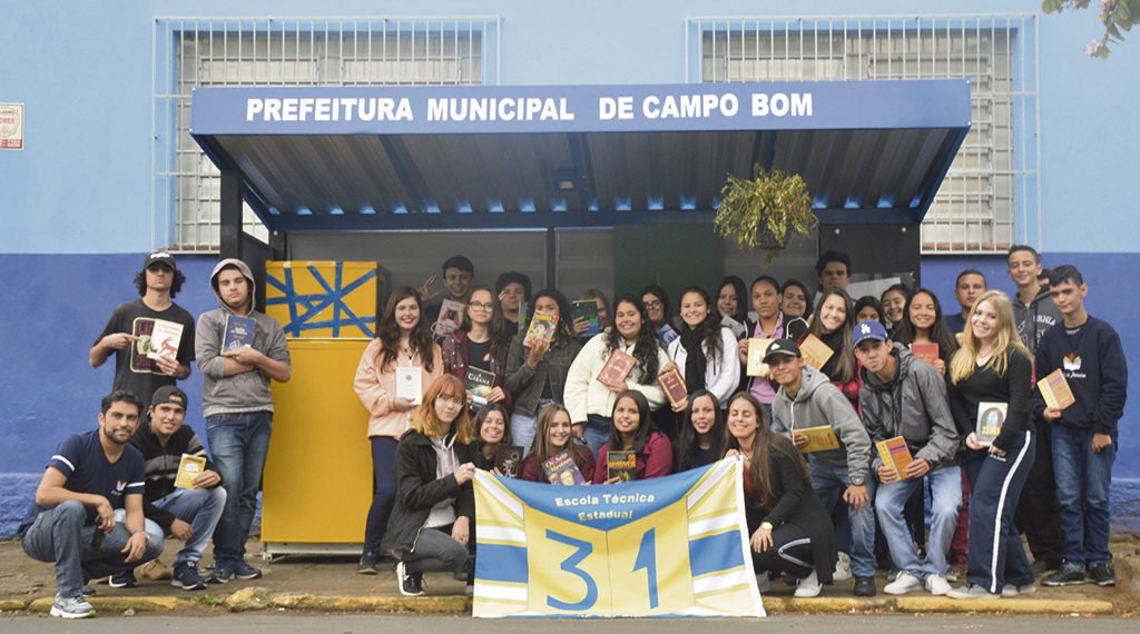 ‘Geladeira’ convida as pessoas para desfrutarem de uma boa leitura na parada de ônibus 1 ‘Geladeira’ convida as pessoas para desfrutarem de uma boa leitura na parada de ônibus