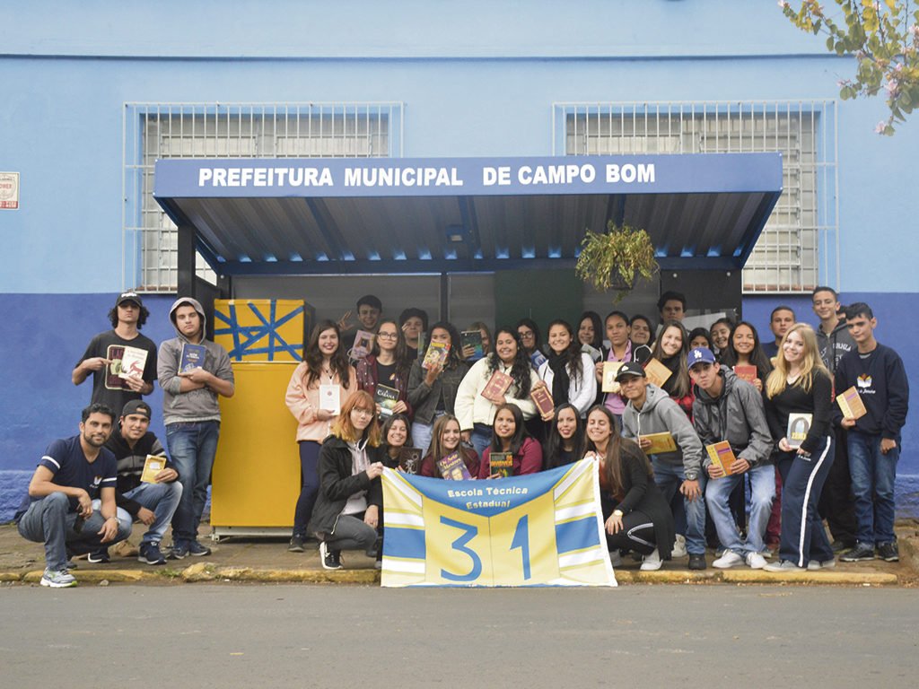‘Geladeira’ convida as pessoas para desfrutarem de uma boa leitura na parada de ônibus 1 paradoteca 31