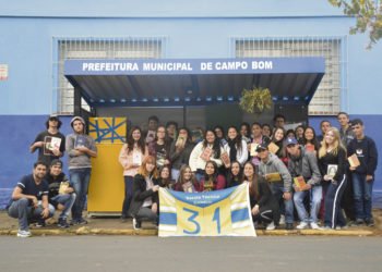 ‘Geladeira’ convida as pessoas para desfrutarem de uma boa leitura na parada de ônibus