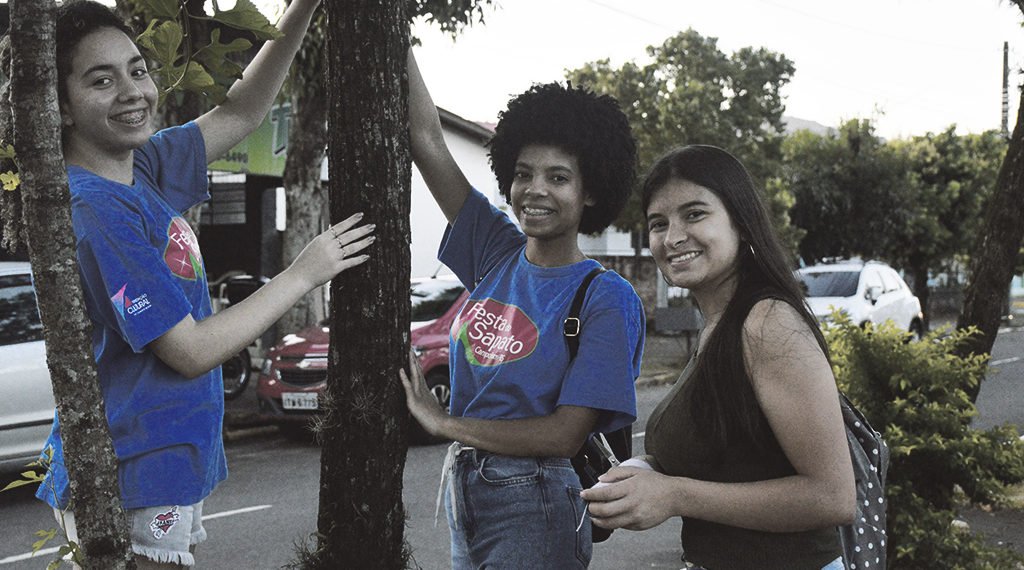 Comunidade coloca mão na massa e planta mais de dez mil orquídeas na ciclovia