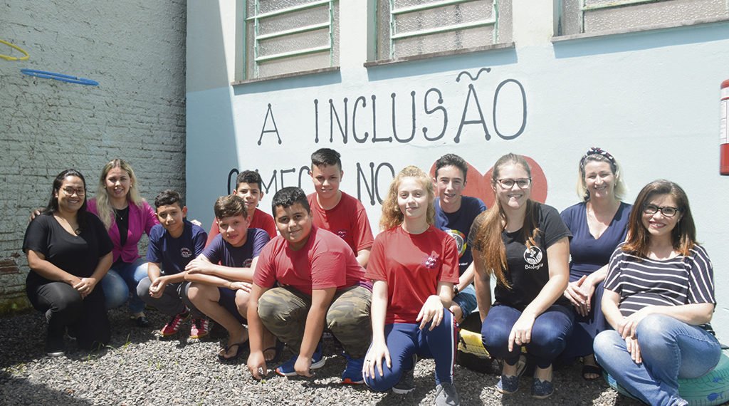 PIBID: o diálogo entre a universidade e a escola 1 PIBID: o diálogo entre a universidade e a escola