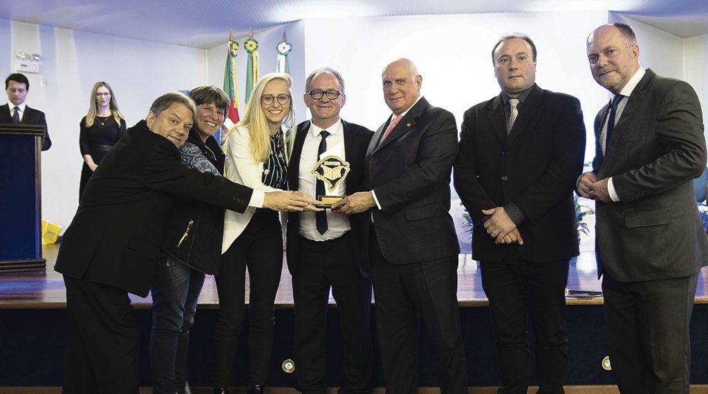 A GAZETA: O jornal mais premiado pelo segundo ano consecutivo 1 A GAZETA: O jornal mais premiado pelo segundo ano consecutivo