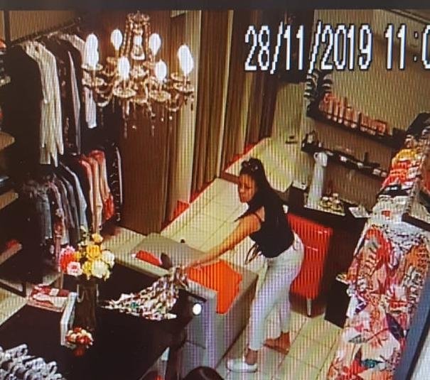 Vídeo flagra momento em que mulher furta mercadorias em loja