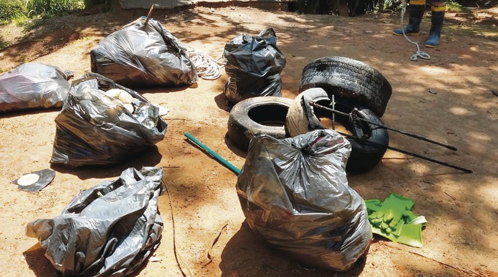 Segunda etapa de limpeza recolhe pneus e eletrônicos do Arroio Schmidt 1 Segunda etapa de limpeza recolhe pneus e eletrônicos do Arroio Schmidt