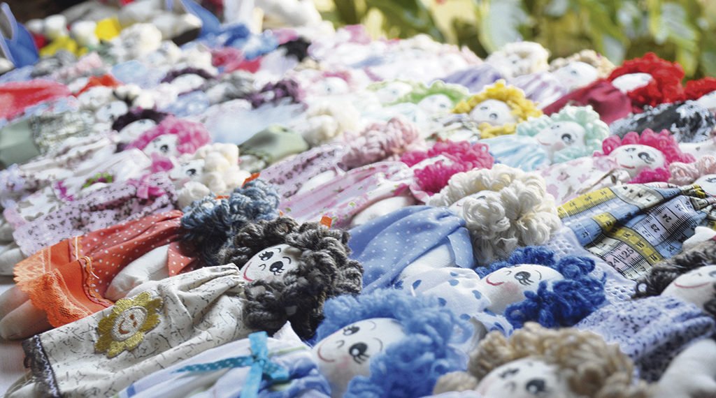 Amigas se reúnem semanalmente para fazer bonecas para doação 1 Amigas se reúnem semanalmente para fazer bonecas para doação