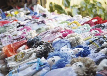 Amigas se reúnem semanalmente para fazer bonecas para doação