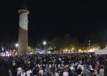 Chegada do Papai Noel radical encanta público no Natal da Integração