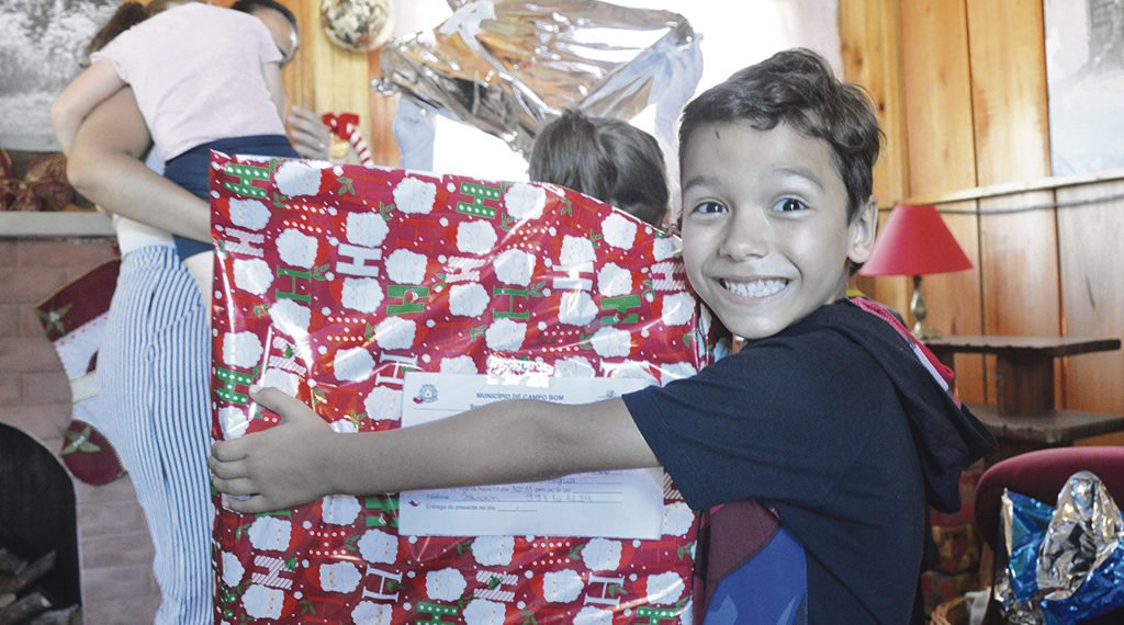 Papai Noel antecipa o Natal e entrega presentes às crianças que enviaram cartinhas 1 Papai Noel antecipa o Natal e entrega presentes às crianças que enviaram cartinhas