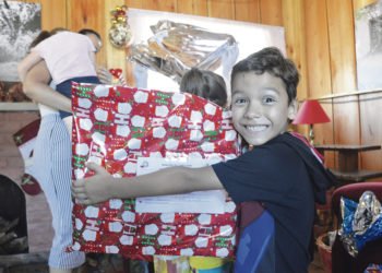Papai Noel antecipa o Natal e entrega presentes às crianças que enviaram cartinhas