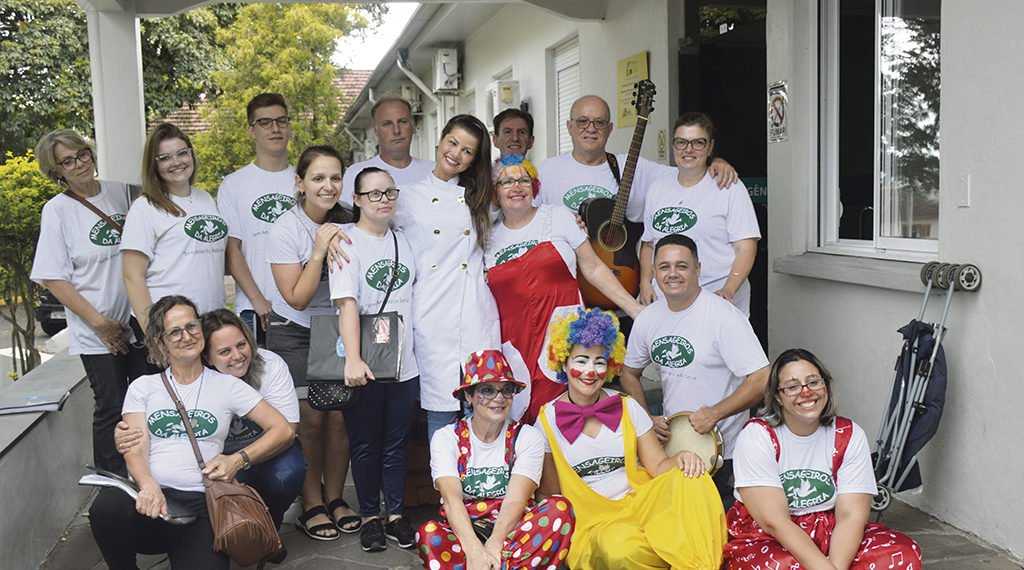 Voluntários usam música para ‘curar’ pacientes do Hospital Dr. Lauro Reus