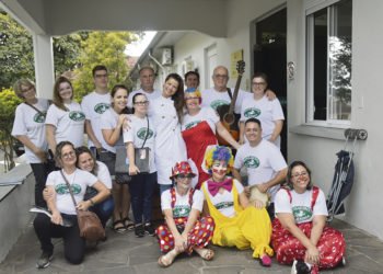 Voluntários usam música para ‘curar’ pacientes do Hospital Dr. Lauro Reus