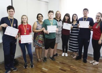 Estudantes recebem premiações da OBA e da ONC 8 Estudantes recebem premiações da OBA e da ONC