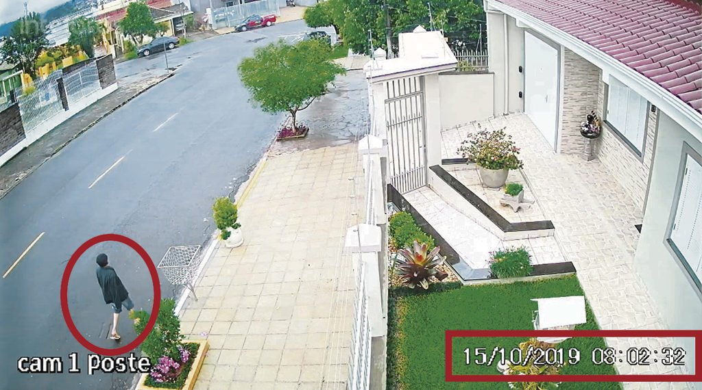 Câmera flagra homem roubando flores de residência no bairro Celeste 1 Câmera flagra homem roubando flores de residência no bairro Celeste