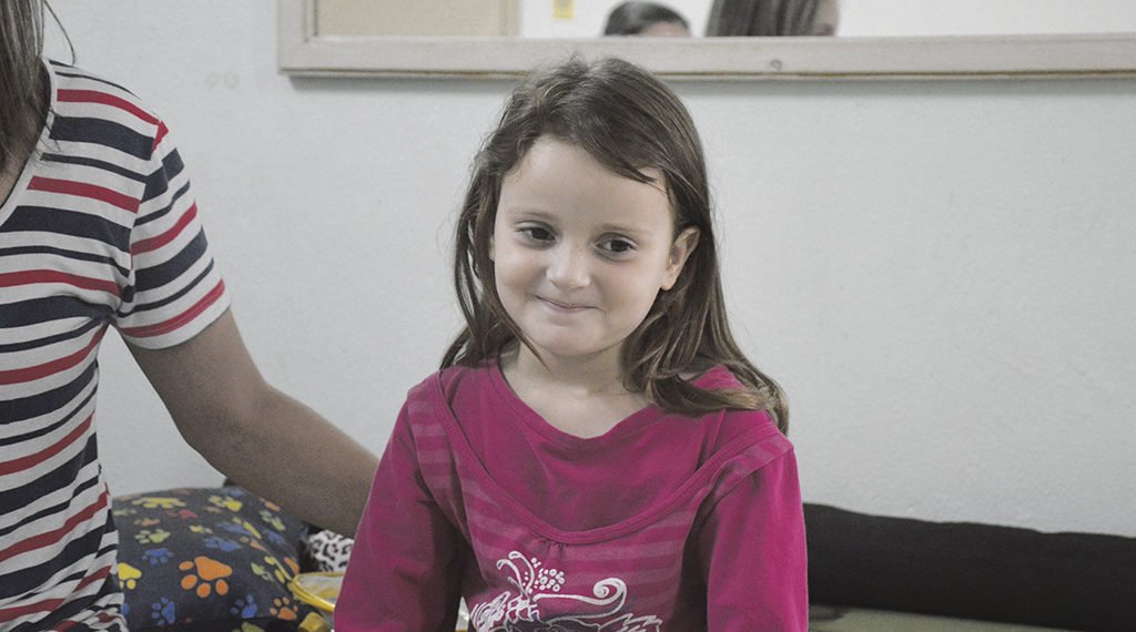 Com órtese e tênis que brilha, Suany quer desbravar o mundo 1 Com órtese e tênis que brilha, Suany quer desbravar o mundo
