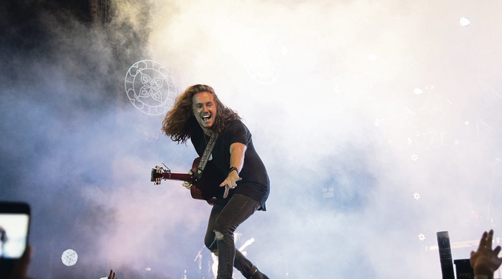 Vitor Kley leva plateia à loucura no Natal da Integração