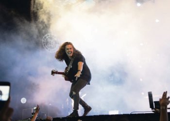 Vitor Kley leva plateia à loucura no Natal da Integração