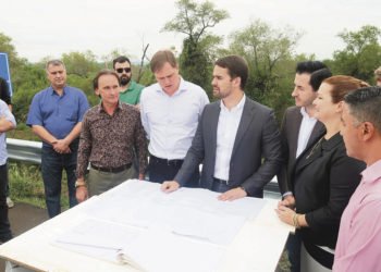 Governador Eduardo Leite vistoria ponte da Av. dos Municípios