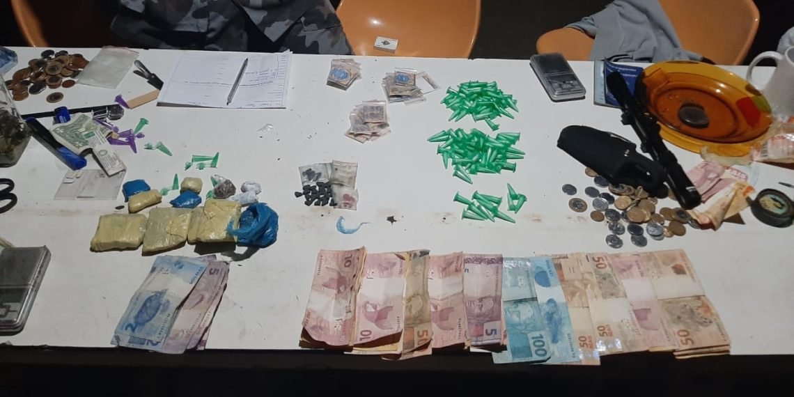 Homem é preso por tráfico no bairro Quatro Colônias 1 Homem é preso por tráfico no bairro Quatro Colônias