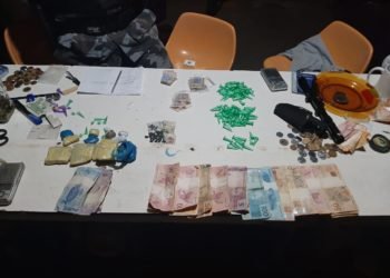 Homem é preso por tráfico no bairro Quatro Colônias 2 Homem é preso por tráfico no bairro Quatro Colônias